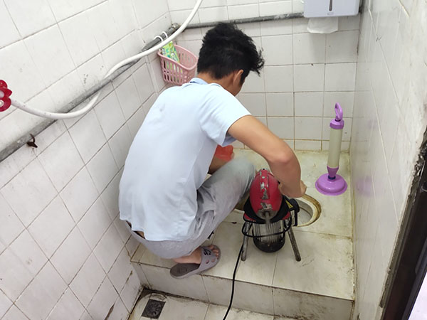 后安镇管道堵塞冒臭气 专业师傅现场解决问题
